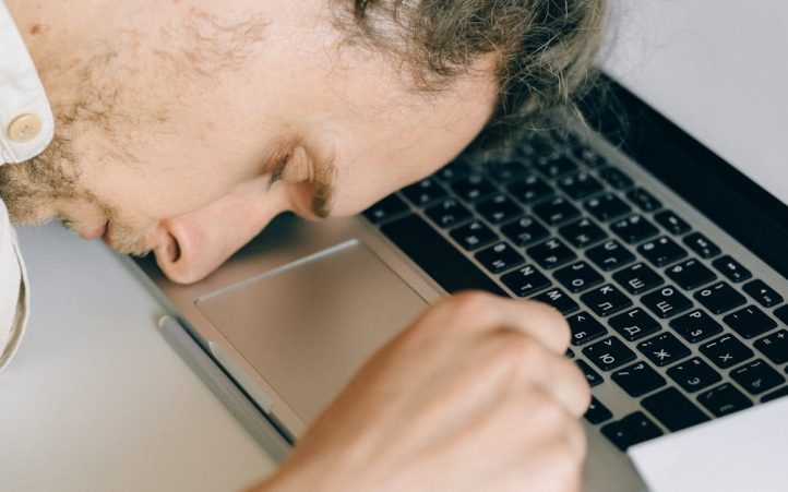 découvrez les effets de la privation de sommeil sur la santé physique et mentale. apprenez comment améliorer votre qualité de sommeil et retrouver votre énergie au quotidien.