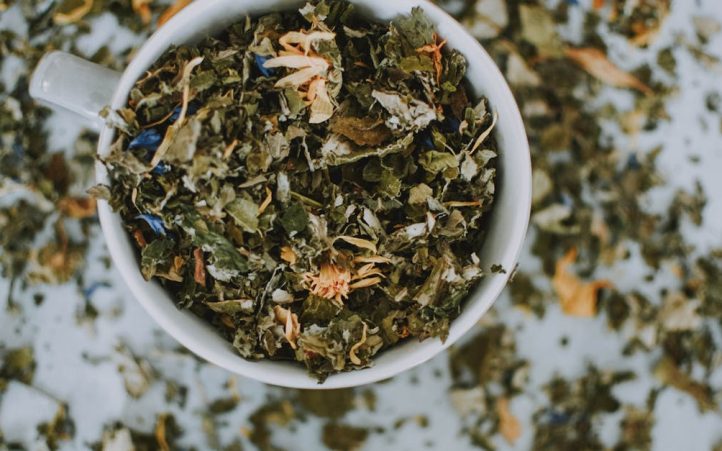 découvrez le monde apaisant des tisanes avec notre sélection de thés aux herbes, alliant saveurs délicates et bienfaits naturels pour votre bien-être.