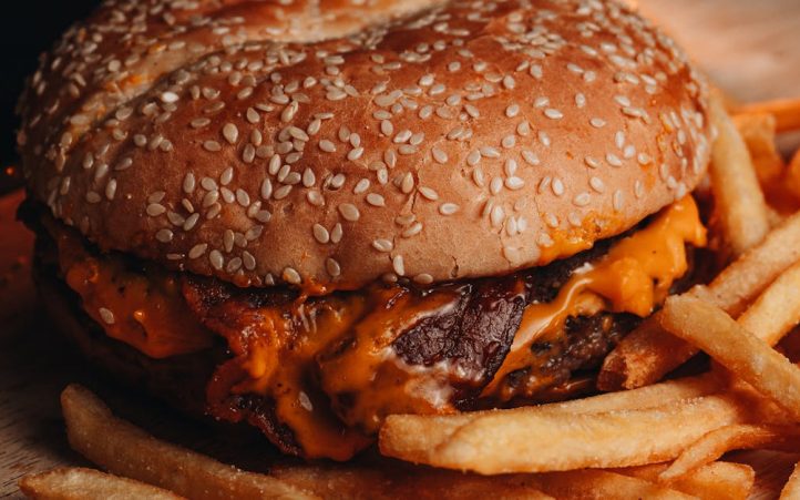 découvrez notre burger faible en calories, savoureux et nutritif. idéal pour un repas équilibré sans culpabilité, il combine des ingrédients frais et allégés tout en préservant le goût irrésistible. parfait pour les amateurs de burgers soucieux de leur ligne !