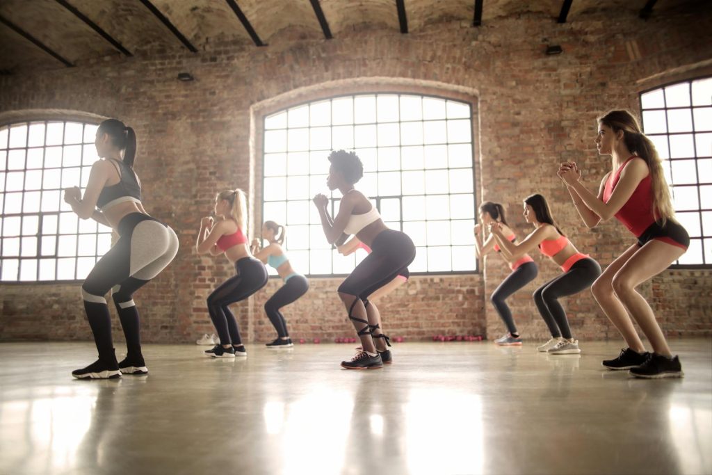 groupe de femme qui fond des squats